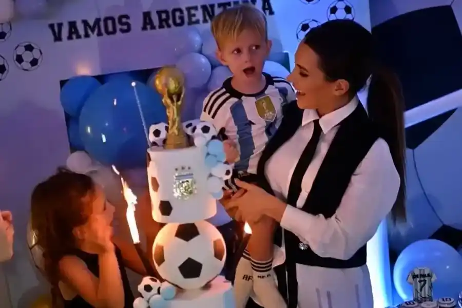 Camisetas, globos y la Copa del Mundo: el cumpleaños de Bautista, el hijo de Cami Homs y Rodrigo De Paul