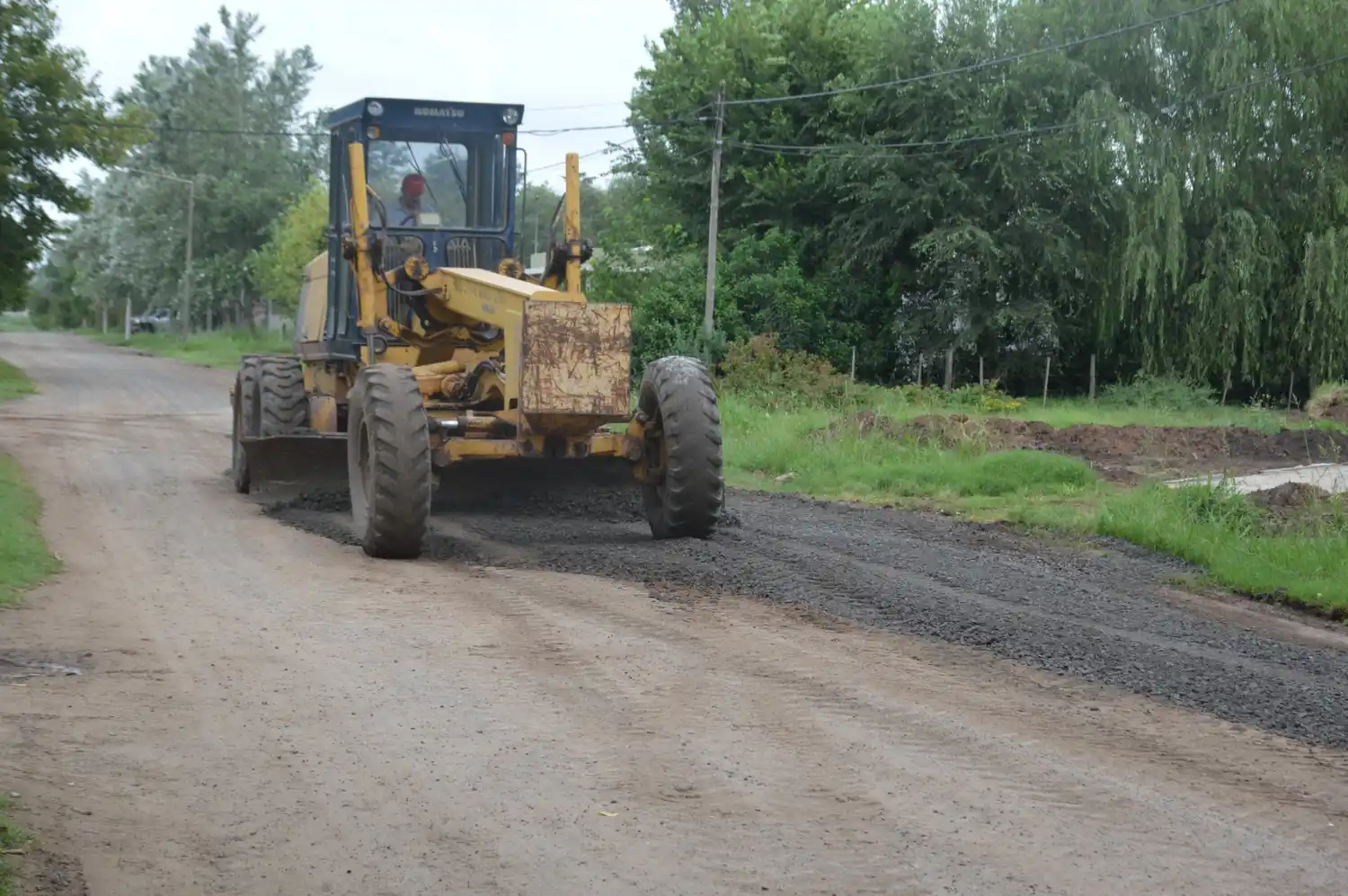 La cuadrilla municipal en plena tarea.