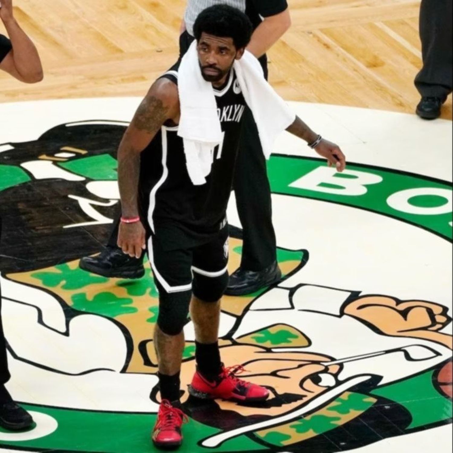 Increíble pero real: por qué en Boston creen que Irving “está maldito”