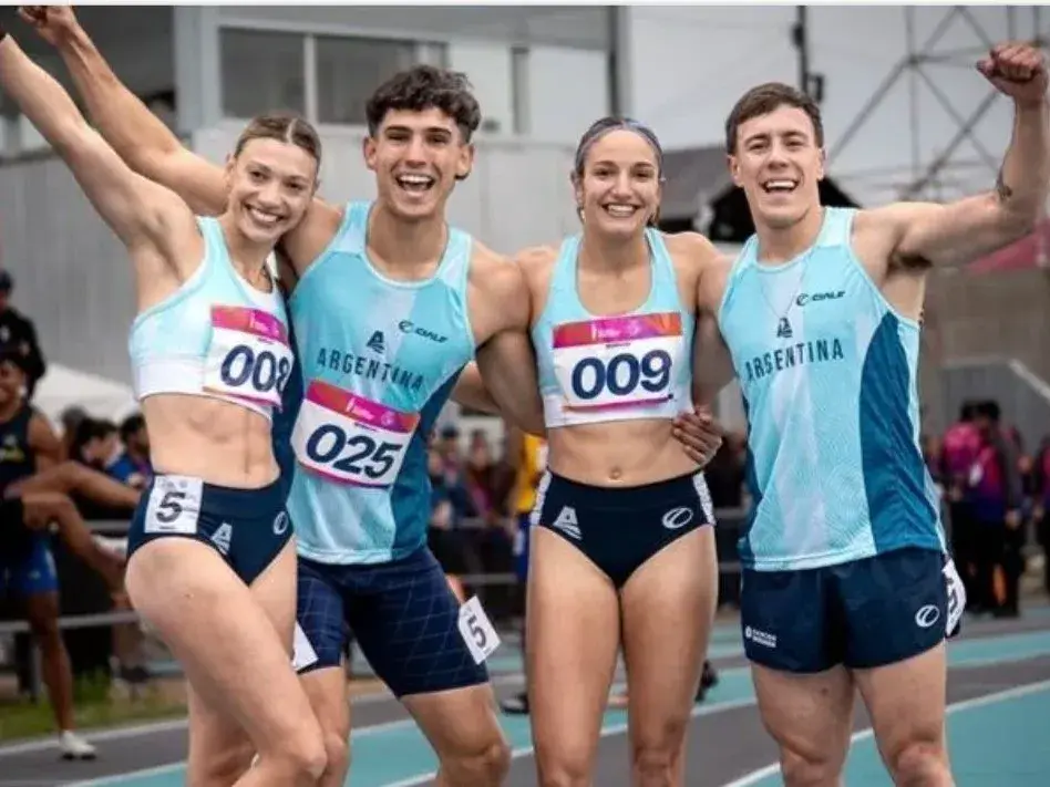 El equpo argentino de la posta mixta 4 x 100 celebrando la medalla de plata.Foto:Sebastipan Lasquera