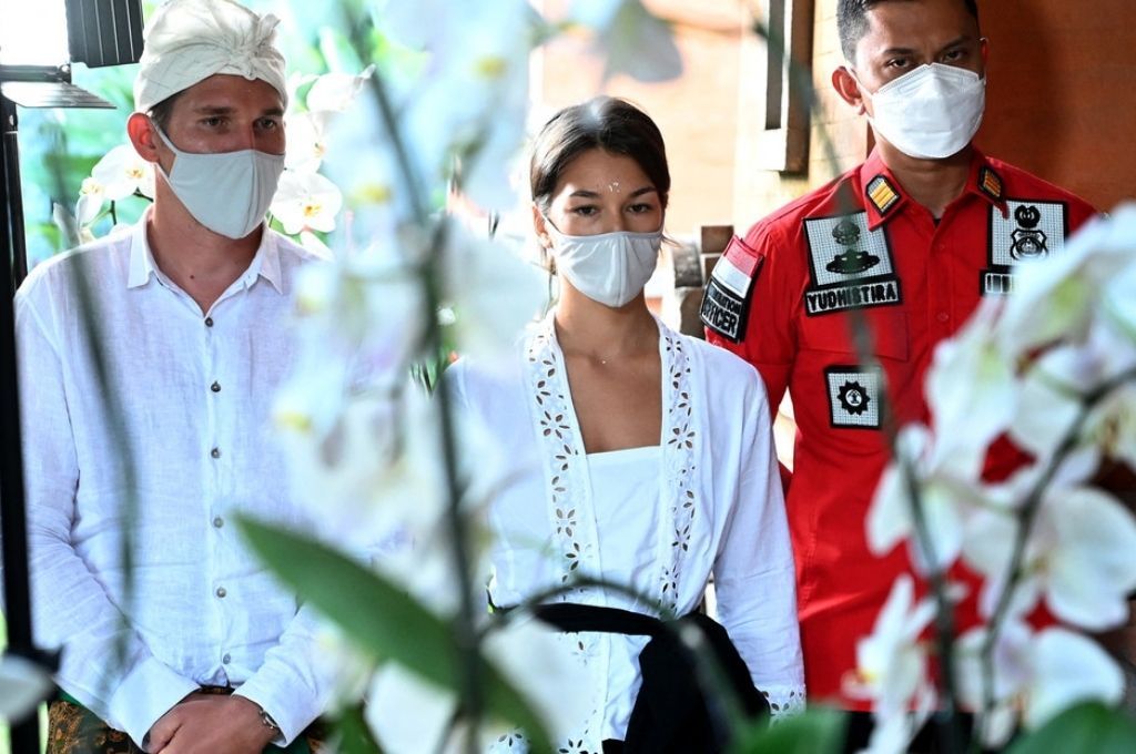 Bali deportó a una influencer y a su esposo por sacarse fotos desnudos en un árbol sagrado