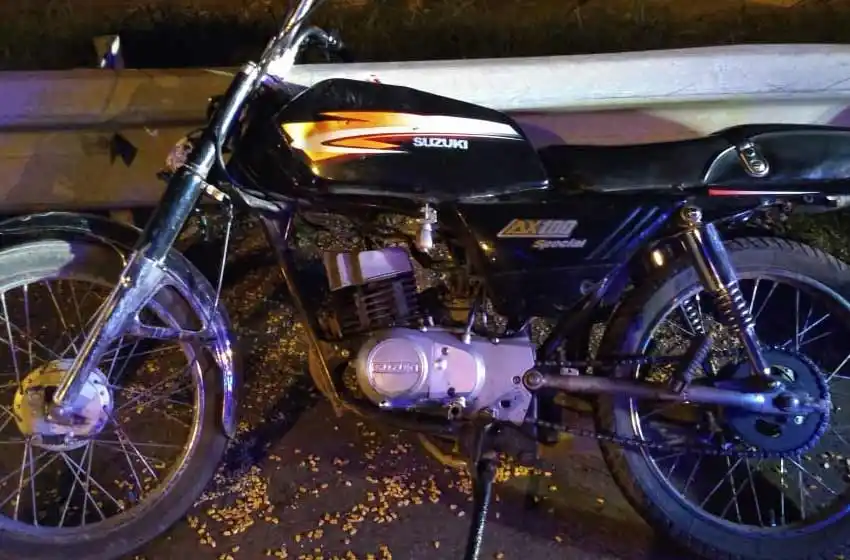 La Policía de Seguridad Vial detuvo a un motociclista que manejaba sin documentos, sin patente y con droga