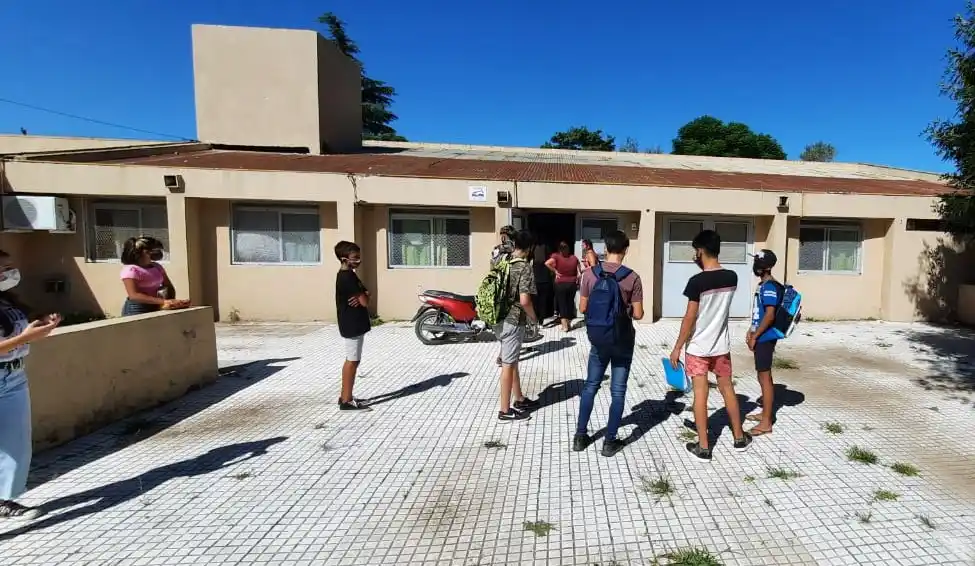 Vuelta a clases: cómo fue el primer día para estudiantes que tienen que recuperar contenidos y regresaron a las aulas