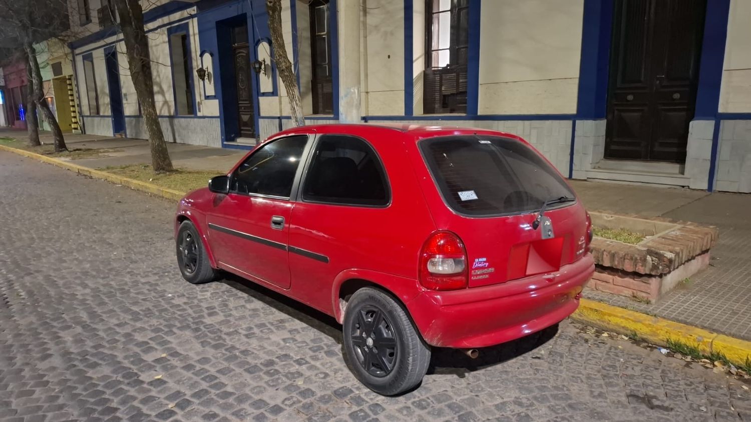 Se trata de un Chevrolet Corsa de color rojo.
