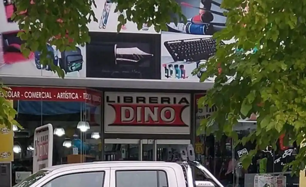 Comerciante viral: un niño pidió un lápiz en una librería y el dueño le regaló todos los útiles