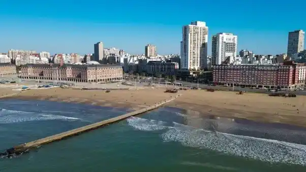 Los PH en venta en Mar del Plata representan una alternativa intermedia para quienes valoran espacio exterior sin afrontar el costo total de una vivienda independiente.