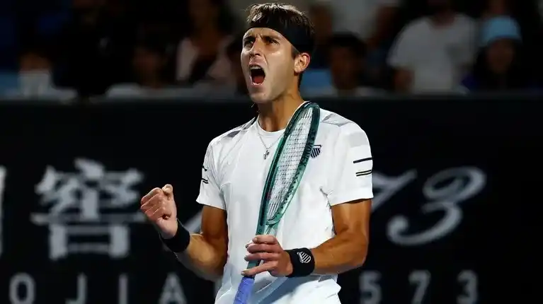 Los bonaerenses Etcheverry y Báez son los únicos argentinos que siguen en el Abierto de Australia