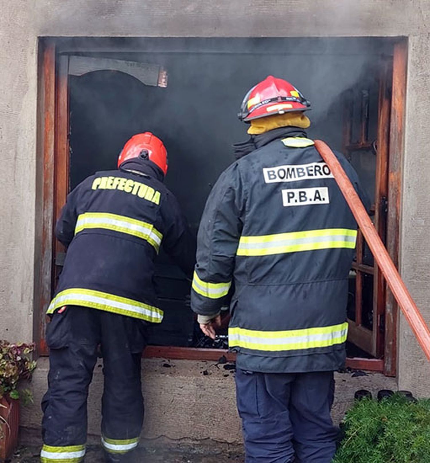 Susto en una vivienda, el fuego daño un quincho