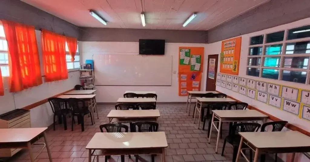 La medida busca mejorar la concentración, reducir la ansiedad y fomentar la interacción presencial entre los estudiantes.