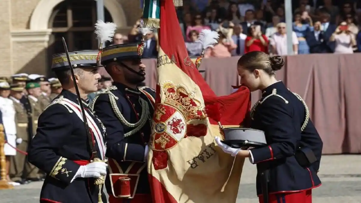 Princesa Leonor «jura» la bandera: da otro paso en su camino al trono de España (+Fotos)