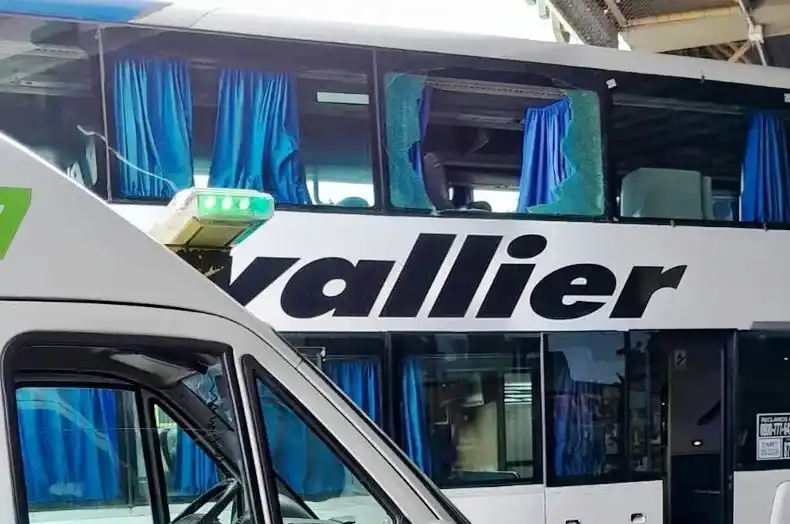 Un pasajero sufrió lesiones por la rotura de una ventanilla.