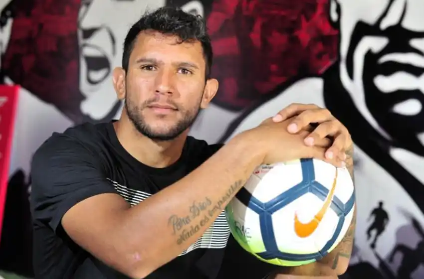 Walter Montoya fundará 7 bibliotecas futboleras en su ciudad natal