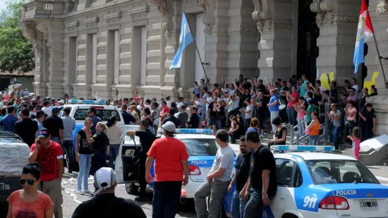 Hubo acuerdo en Santa Fe y la policía volverá a patrullar las calles
