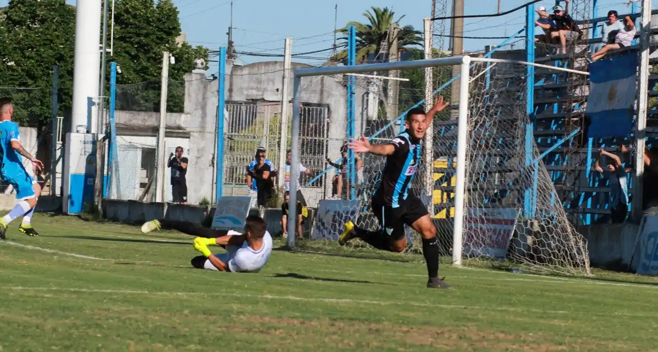 Con dos goles de Larrea, Juventud le ganó a Gimnasia y sacó buena diferencia en el fondo