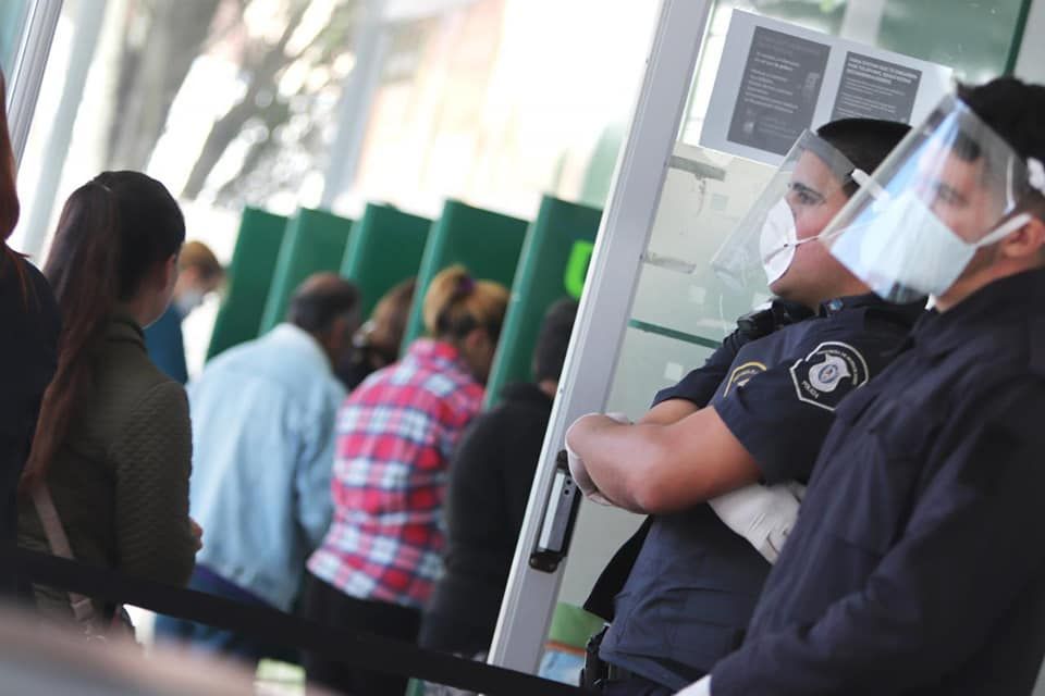 Cuarentena rota por el caos bancario: Este sábado hubo menos gente y más orden y medidas de prevención