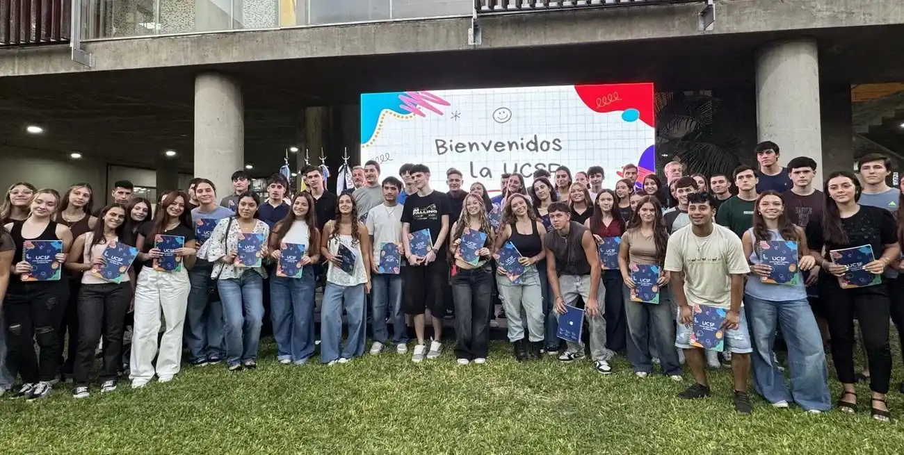 El rector Eugenio De Palma junto a las autoridades de la Universidad Católica de Santa Fe, dieron la bienvenida a los ingresantes 2026. Gentileza UCSF