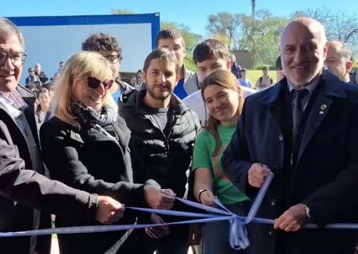 El rector de la Unicen, Marcelo Aba, participó del acto de inauguración del nuevo espacio deportivo en Olavarría.