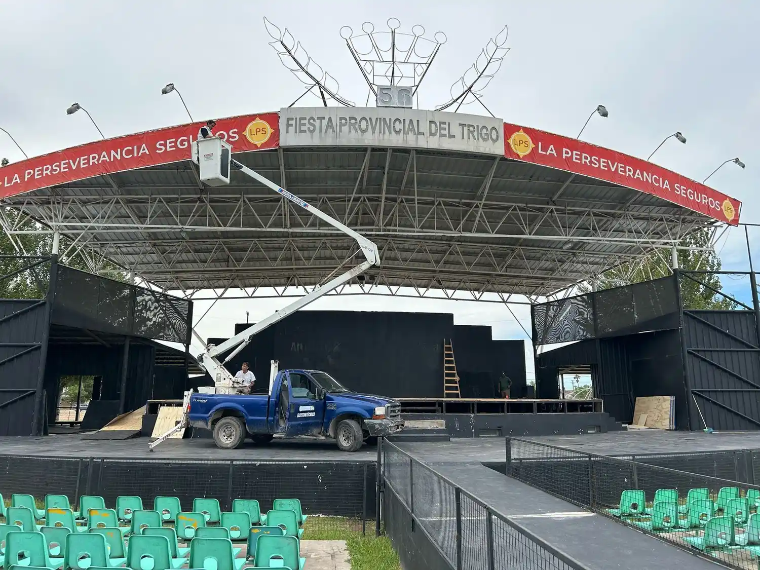 56° Fiesta Provincial del Trigo: comenzaron a armar el escenario principal