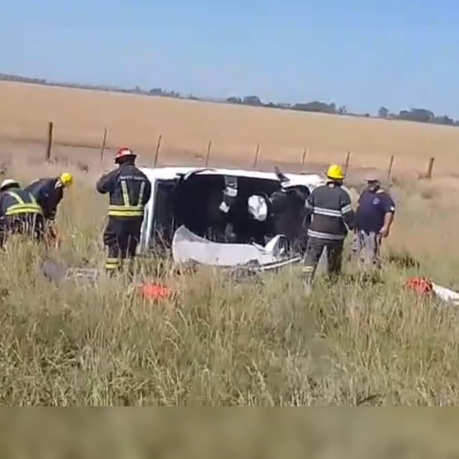 Los bomberos debieron cortar el techo del automóvil para rescatar a la mujer del habitáculo.