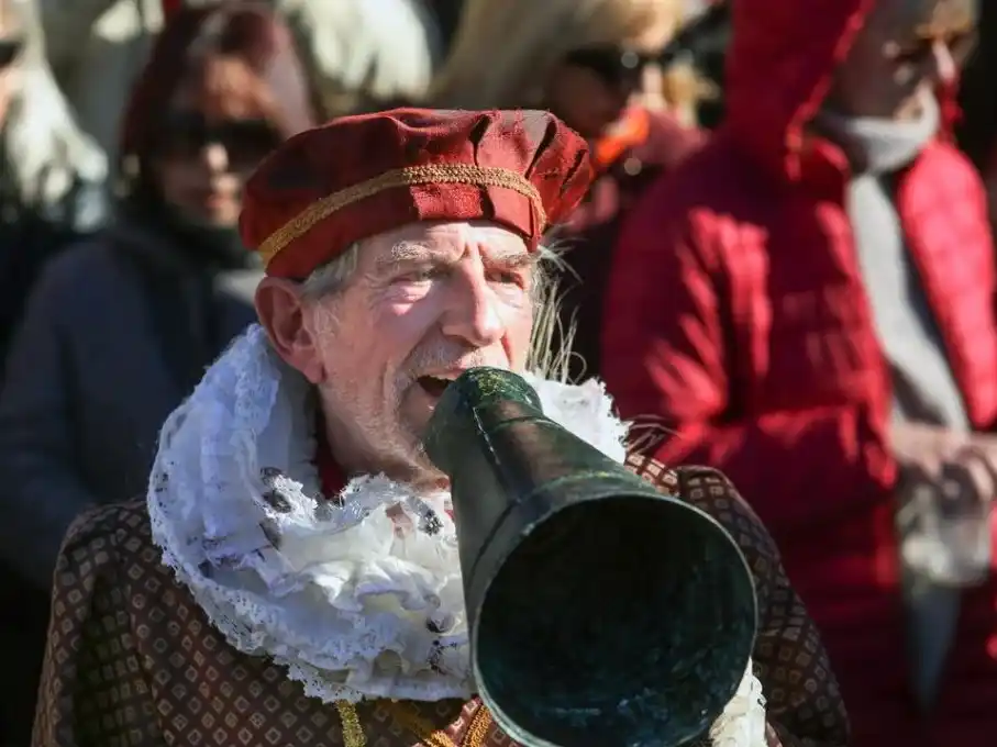 Pablo Alarcón actuando en la calle (Foto: Agencia Noticias Argentinas)
