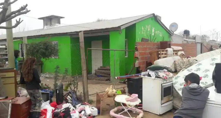 Desalojan por la fuerza a familia que asegura haber pagado $ 45 mil por una vivienda social