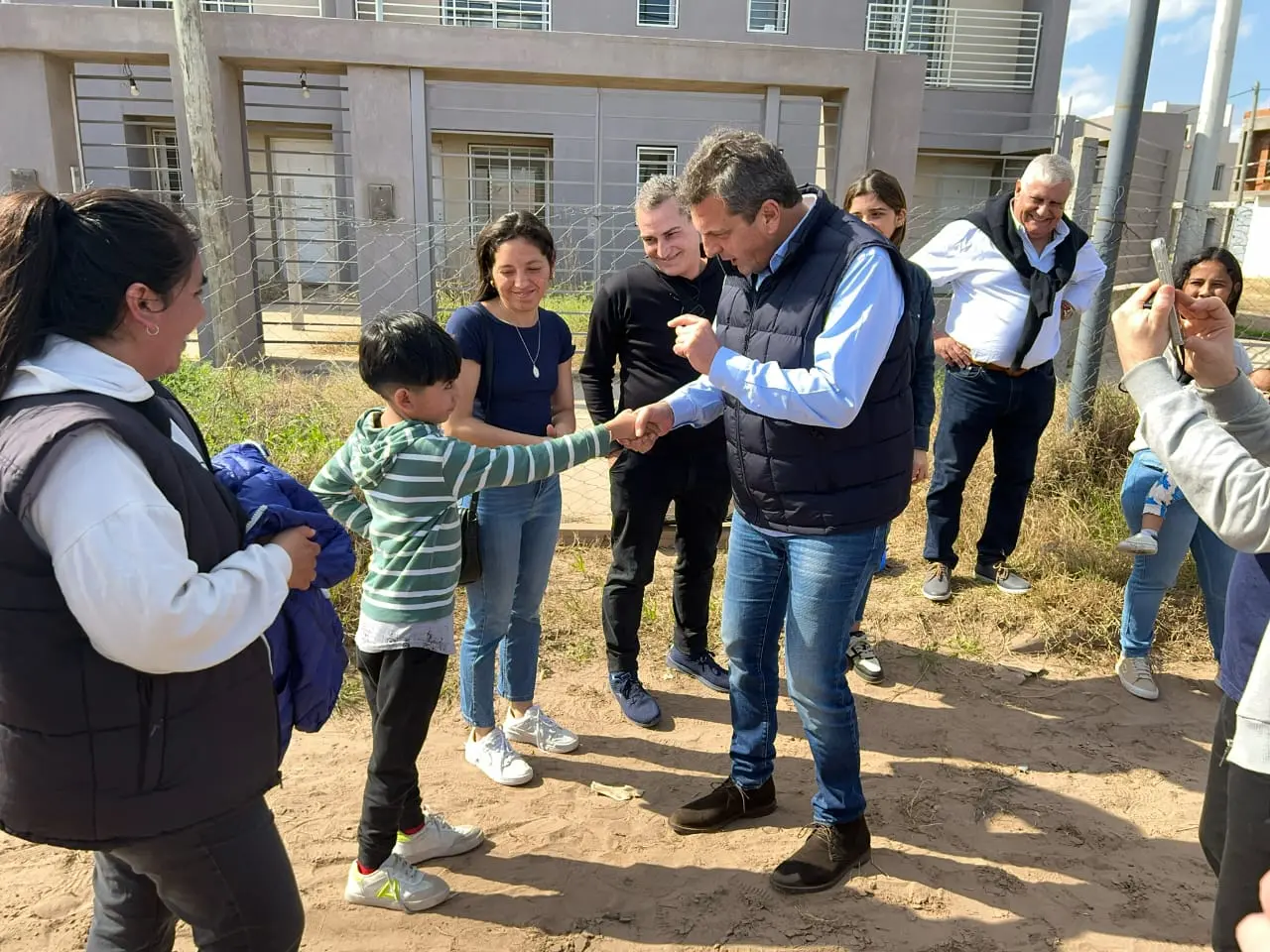 Massa visitó Junín junto a Arata.