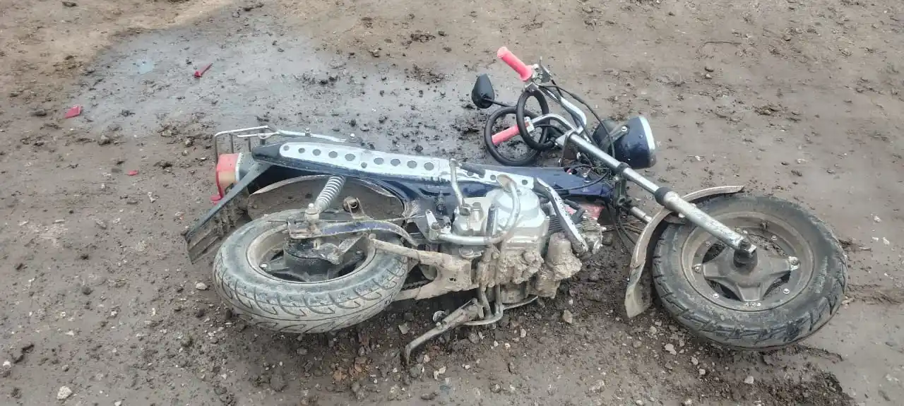 La motocicleta de 70 cc en la que circulaban dos menores de edad. Foto: BVVT