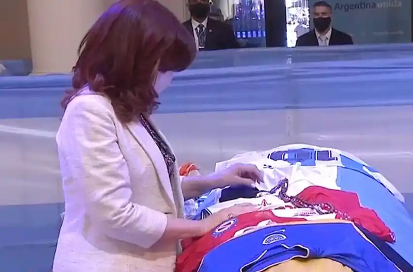 Cristina Kirchner llegó a la Casa Rosada para despedir a Maradona