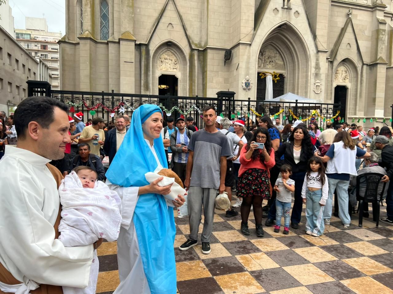 Cientos de personas se dieron cita en la explanada de la Iglesia Catedral.