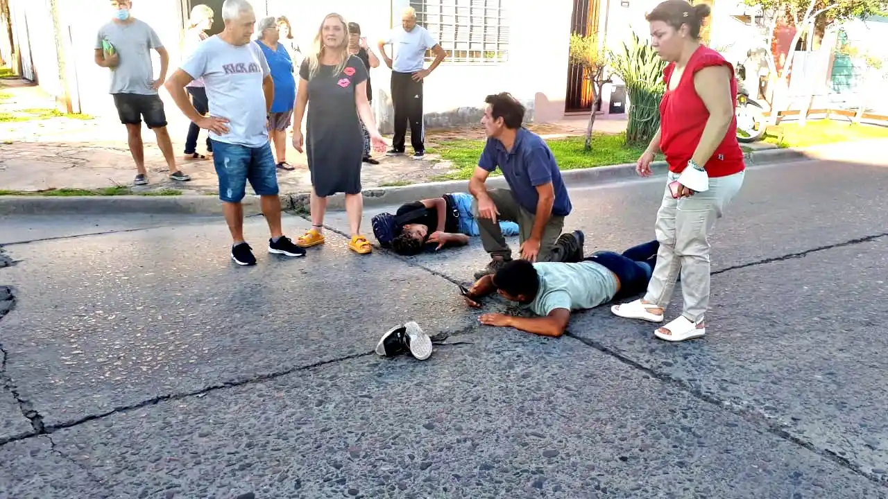 Dos motociclistas heridos al colisionar contra un auto