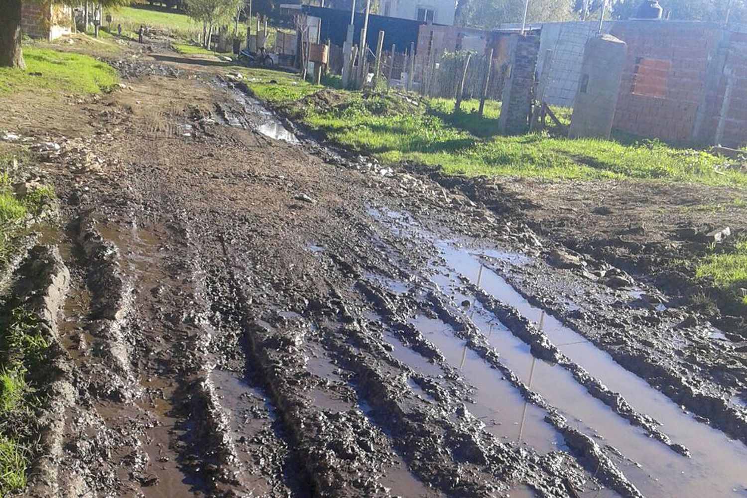 Arroyo solicitó a Provincia más granza y maquinaria para reparar las calles