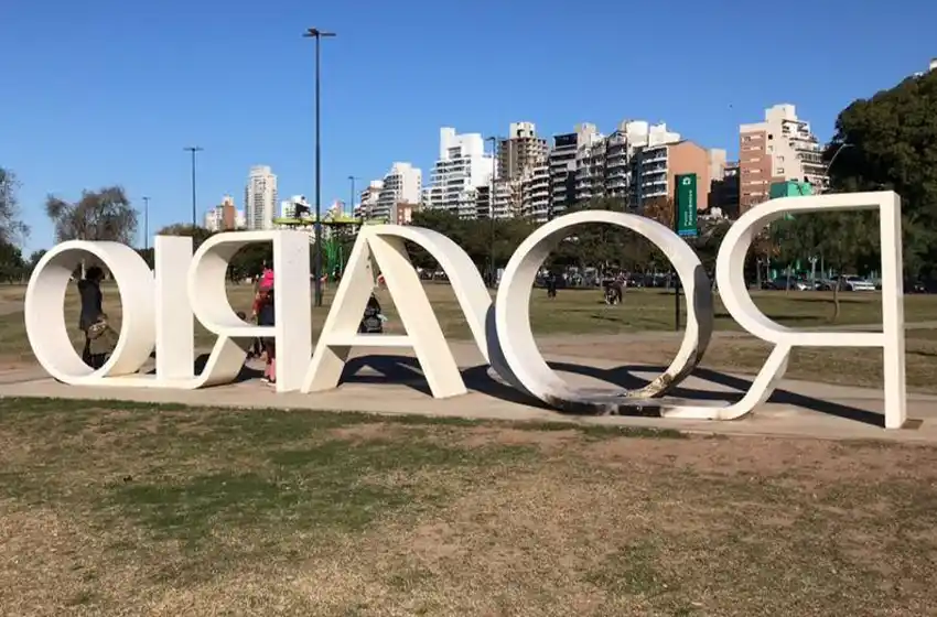 ¿Con qué necesidad?: vandalizaron el cartel de Rosario en el parque de las Colectividades