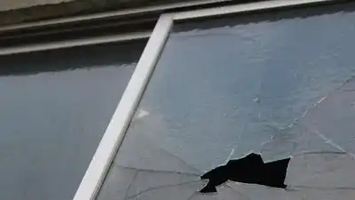 Rompió el vidrio de la casa de su expareja mientras ella cenaba con sus hijas y le gritó: "Esta noche no la contás"