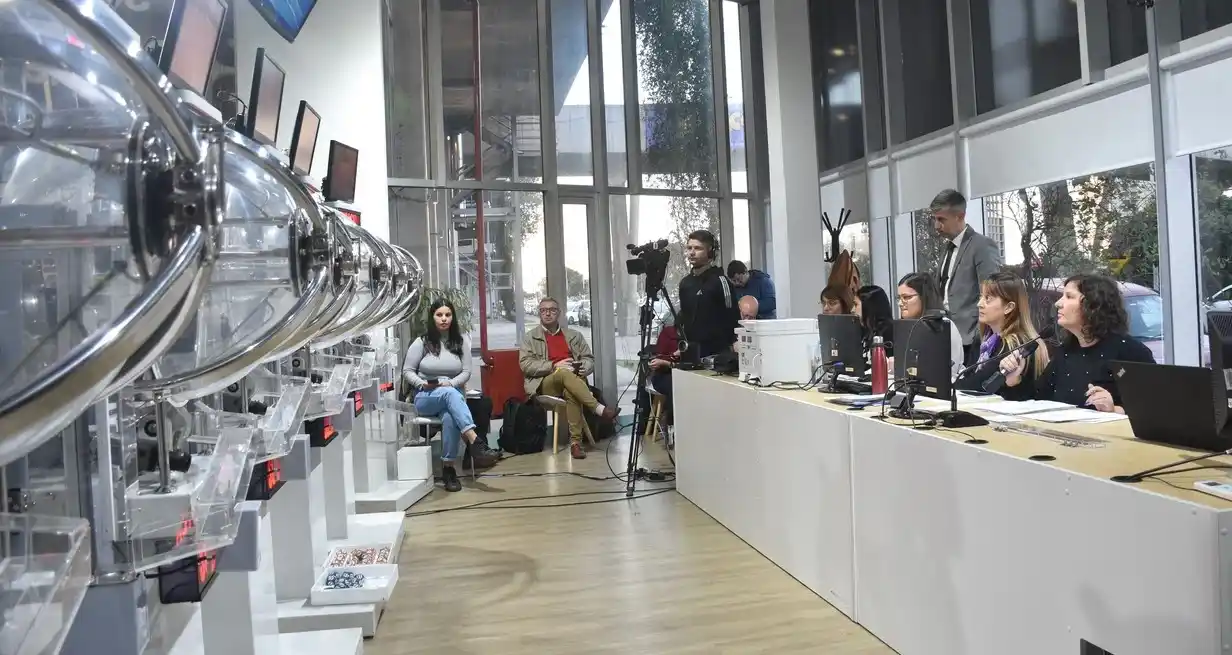 El sorteo favoreció a los libertarios con la mejor ubicación en la boleta única de gobernador