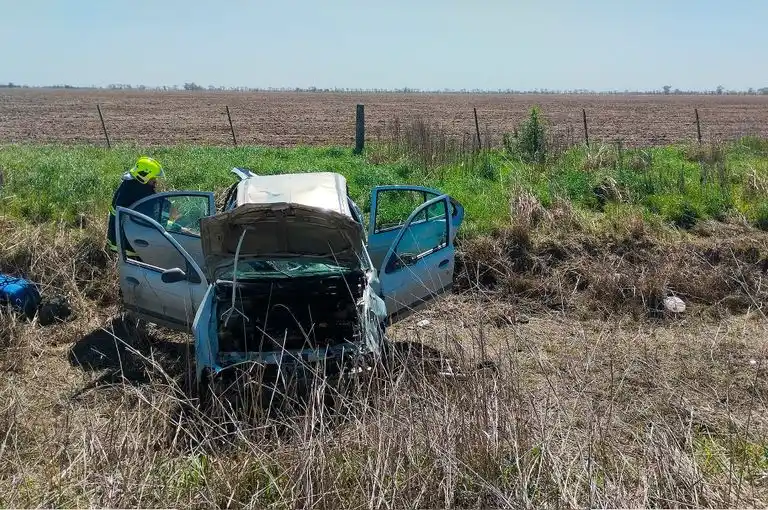 El vehículo involucrado en el fatal accidente (Radio Rafaela)