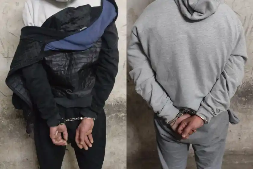 Cayeron dos jóvenes con droga y un revólver en un pasillo de barrio Las Flores.