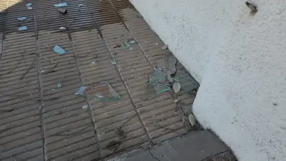 Robaron en un local comercial de Bv. Santa Fe: rompieron la vidriera y se llevaron todo