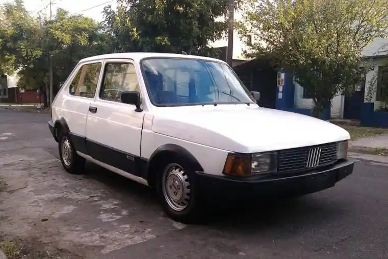 Para ocultar que chocó el auto de su mamá, robó otro igual y cambió la patente 