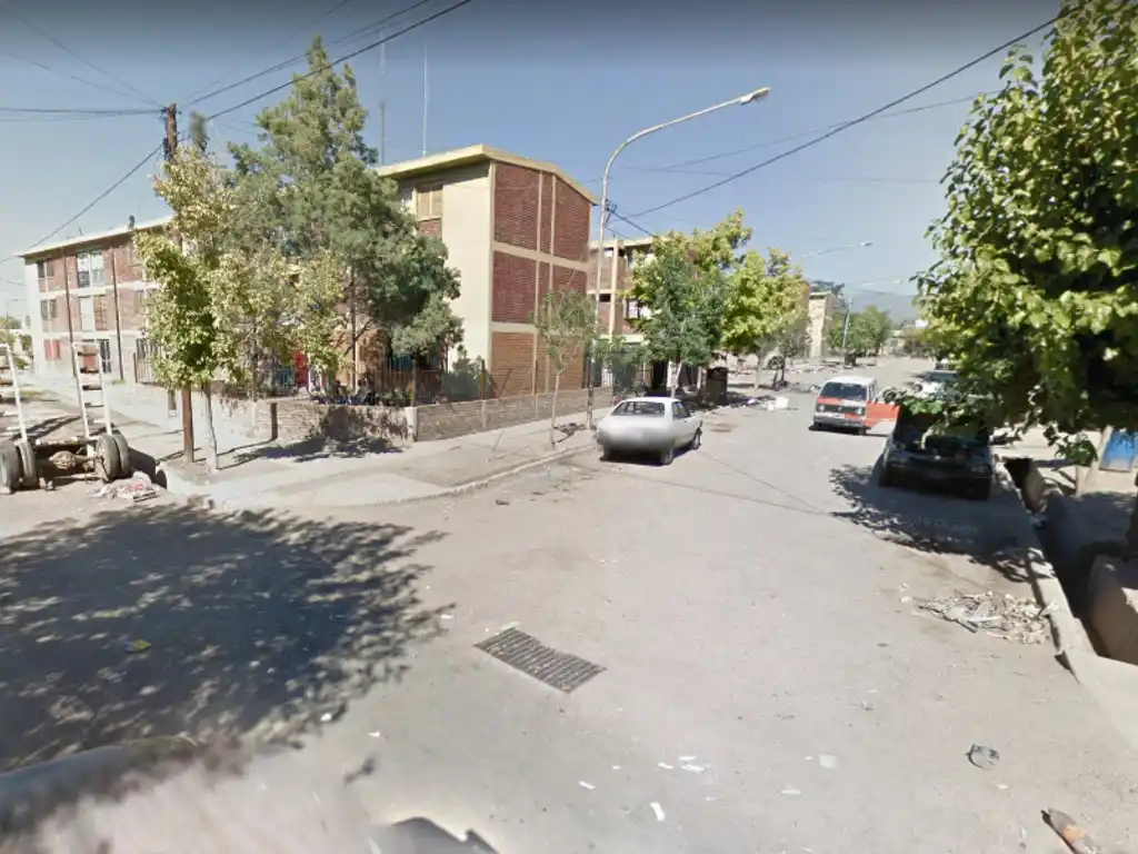 Matan a joven de un disparo en la cabeza en la entrada de un monoblock