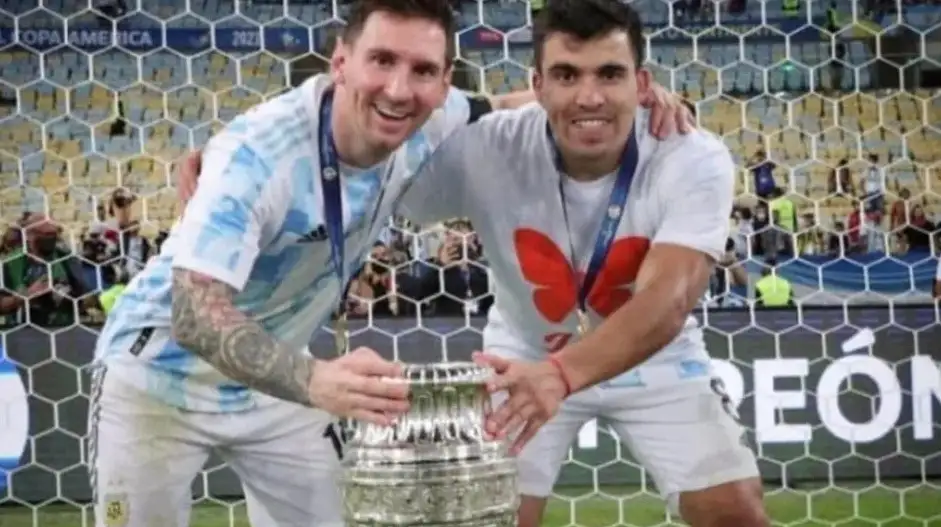 La conmovedora historia de la remera del "Huevo" Acuña en los festejos 