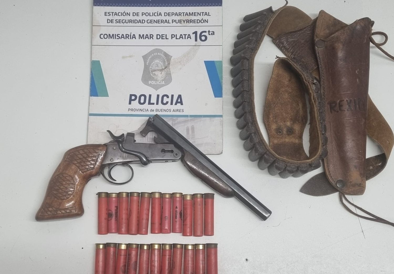 En poder del agresivo hombre se secuestró un arma de fuego.