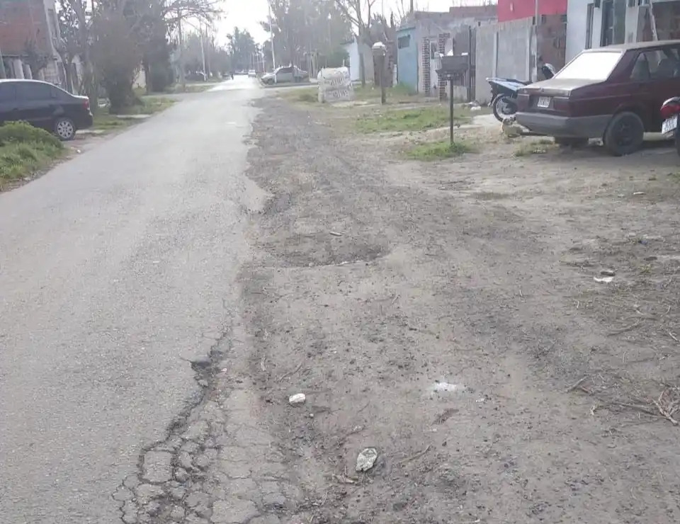 Calle Casella del 900 al 1000: piden que lleven material de bacheo.