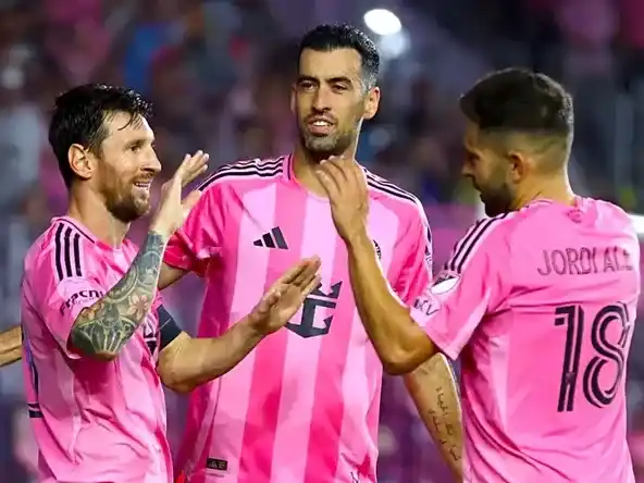 Lionel Messi, figura de Inter Miami, junto a Busquets y Alba .