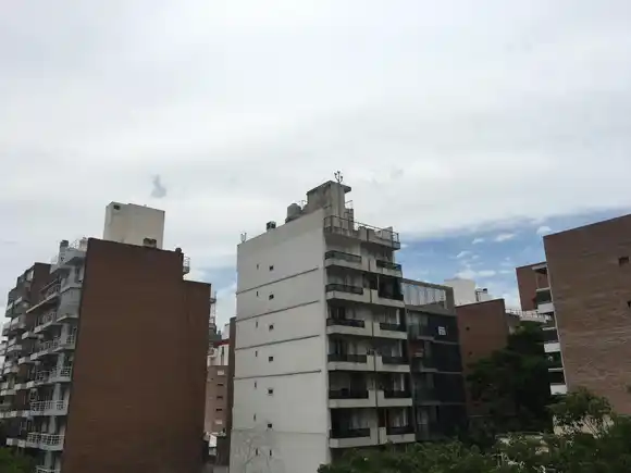 Jueves de frío invernal y cielo parcialmente nublado en Rosario