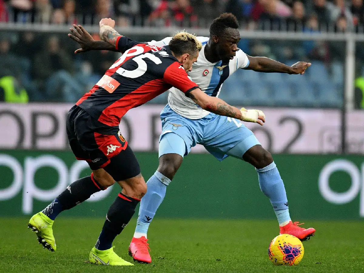 Lazio se mantuvo a tiro del líder Juventus 