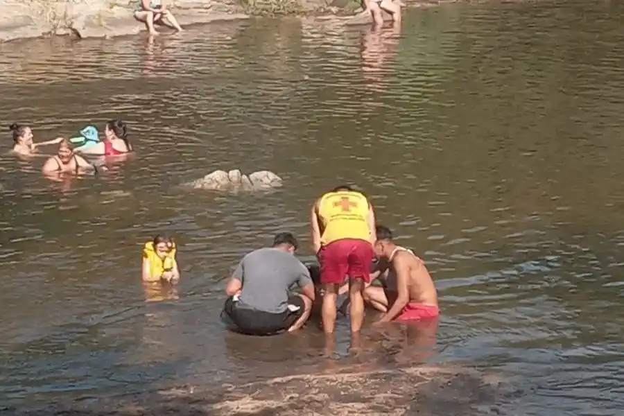 Heroico accionar de dos guardavidas que le salvaron la vida a dos niños en Cura Brochero