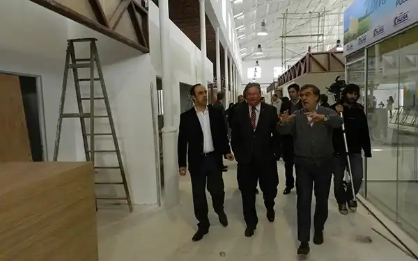 Fascendini recorrió los trabajos finales en el Mercado Norte