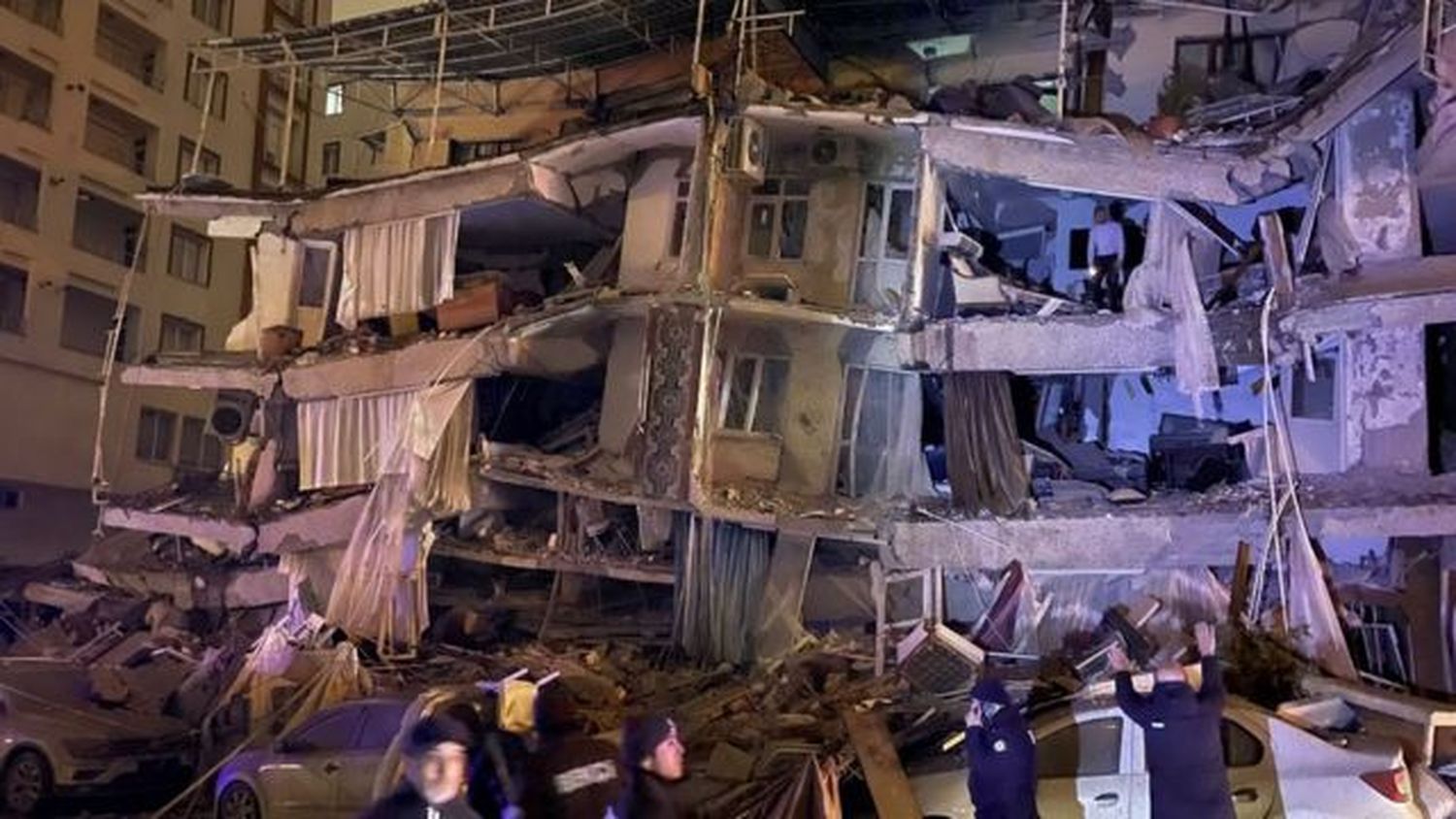 Más de 1.300 muertos por un devastador terremoto en Turquía y Siria