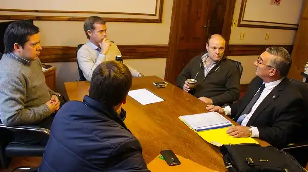 Conformarán una mesa de trabajo para evitar la clausura del aeródromo