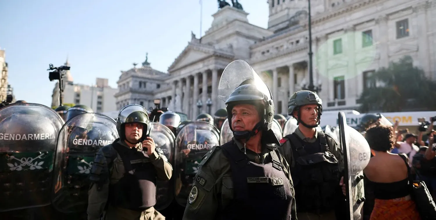 La puerta del Congreso, con un fuerte operativo de seguridad. Crédito: Reuters.